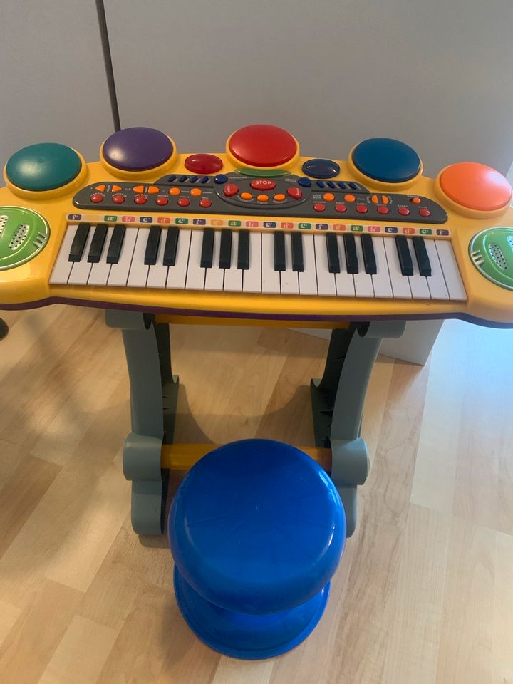 Kinder Keyboard mit Hocker in Troisdorf