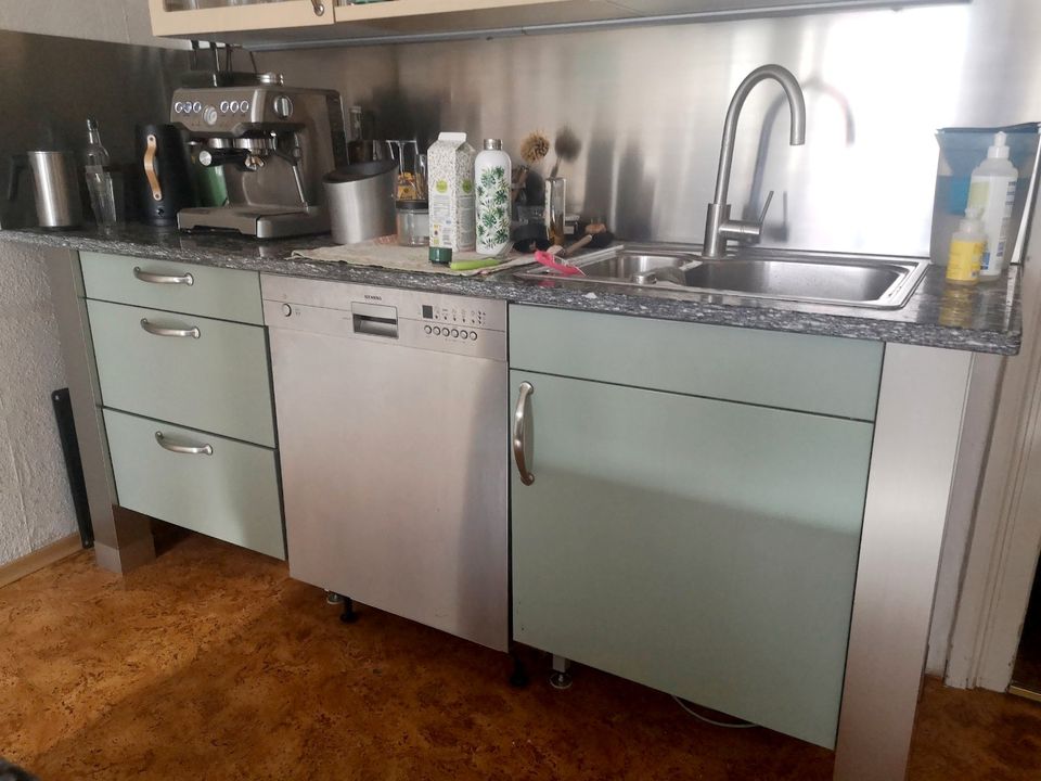 Hochwertige Küche mit Kochinsel, hochwertigen Elektrogeräten in Landshut