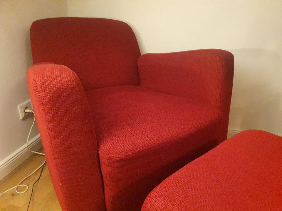 Gemütlicher roter Designer-Sessel mit Fußhocker in Köln