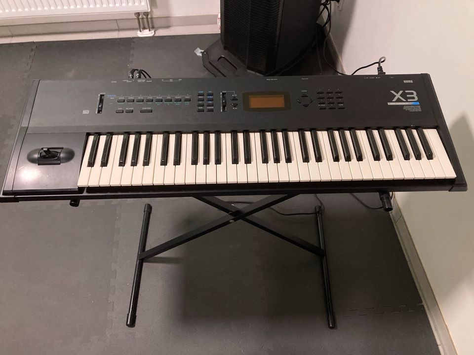 Korg X3 Keyboard / Music Workstation inkl. Ständer in Wiesbaden