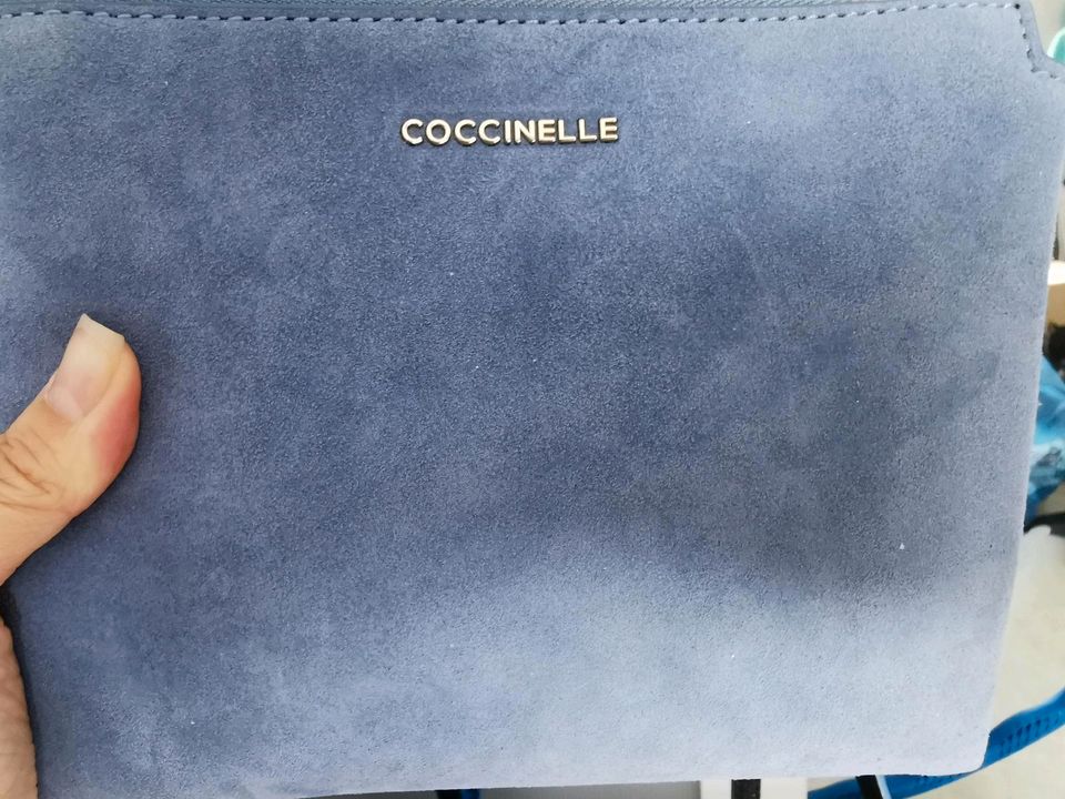 Coccinelle Tasche Arlettis pacific blue Wildleder grau blau in Stuttgart