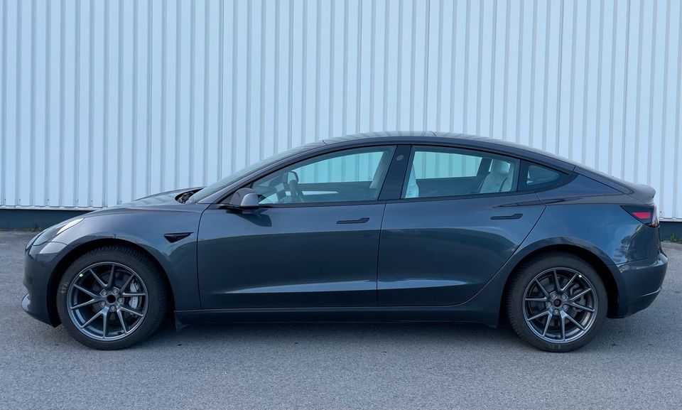 Tesla Model 3 RWD 60 kWh LFP Grau / Weiß SR+ in Hohenroth bei Bad Neustadt a d Saale