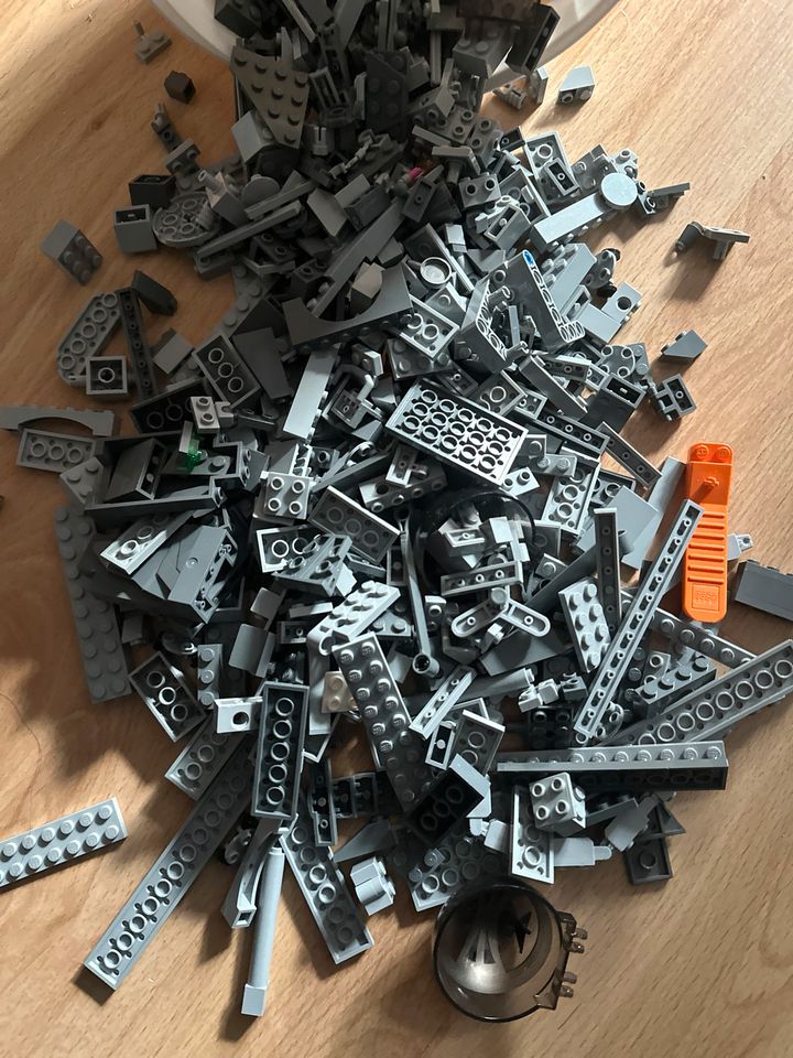 Lego grau ca 750 gramm in Düsseldorf