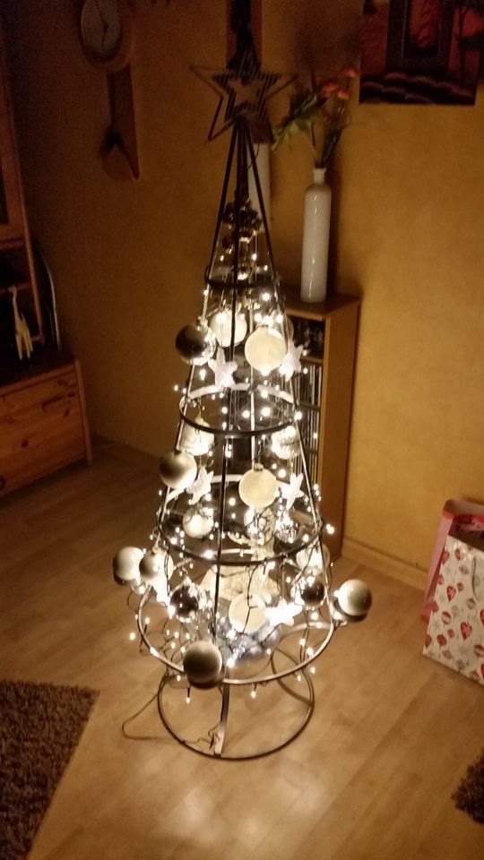 CHRISTBAUM AUS METALL MIT DECO  KUGELN + BELEUCHTUNG ANSCHAUEN ! in Kolbingen