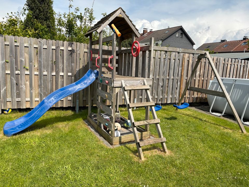 Spielhaus für den Garten mit Schaukel in Moers