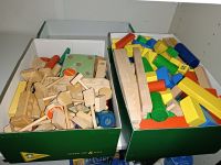 Holzspielzeug, zwei Schuhkartons voll. Schranklagerung im Keller Baden-Württemberg - Sachsenheim Vorschau
