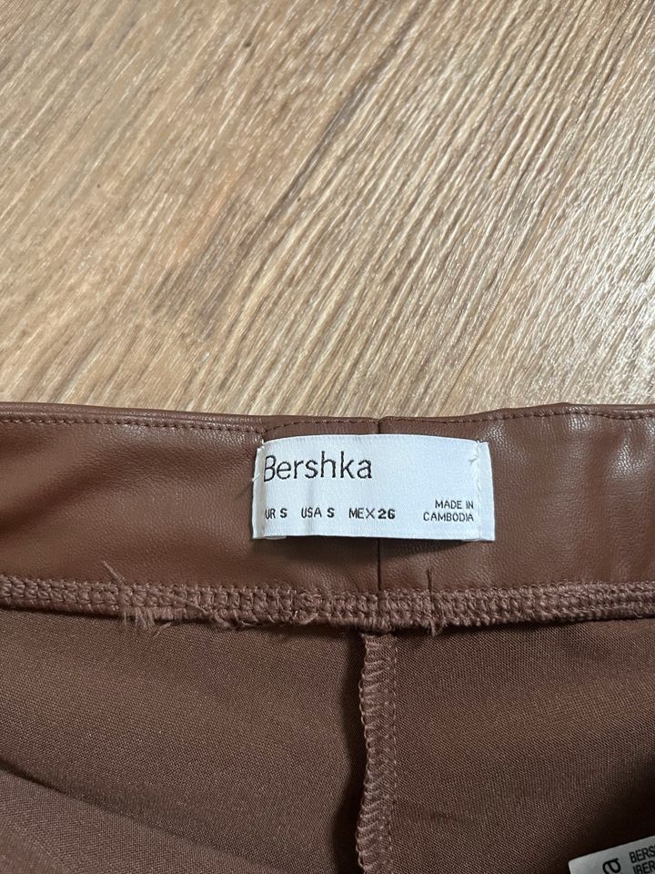 Lederhose Leder Leggings braun Vinyl Bershka in Berlin