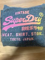 Gemütlicher SuperDry Pullover mit bunter Glitzerschrift Niedersachsen - Brevörde Vorschau