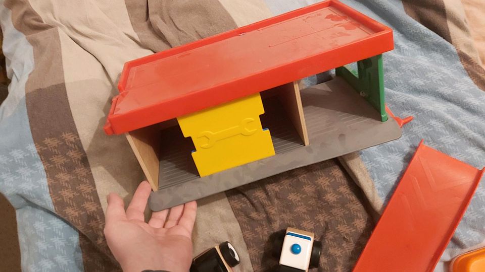 Ikea Lillabo Tanstelle Spielzeug Garage mit 4 Autos in Berlin