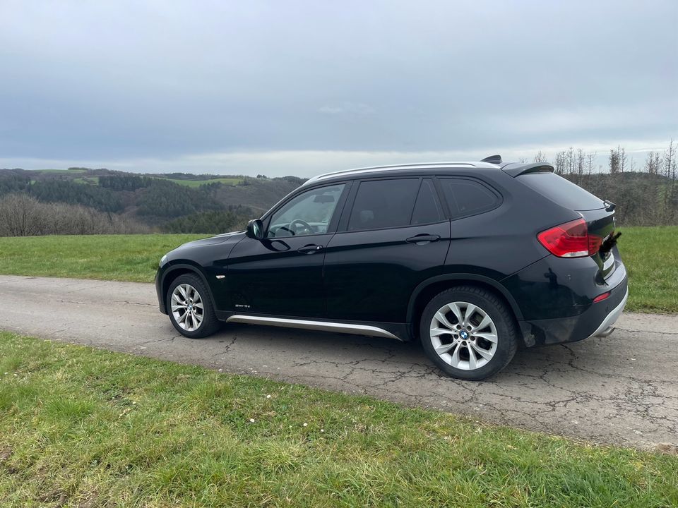 BMW X1 sDrive 18d TÜV & Inspektion NEU in Ammeldingen bei Neuerburg