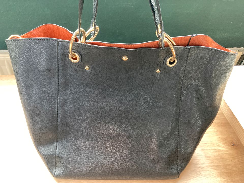 Große schwarze Handtasche in Köln