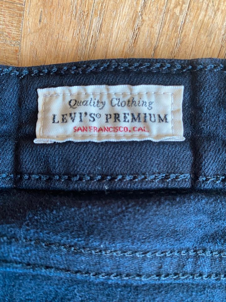 Levi‘s Skinny Jeans 711 schwarz Größe 27 in Hamburg