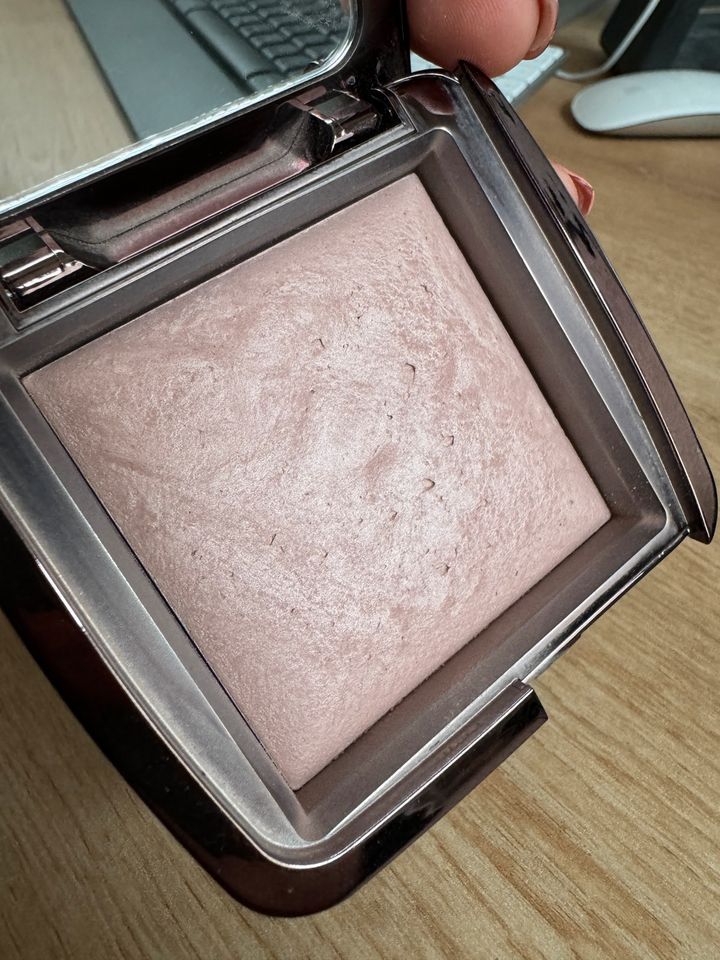 Hourglass Ambient Lighting Powder / Gewichtspuder in Poing