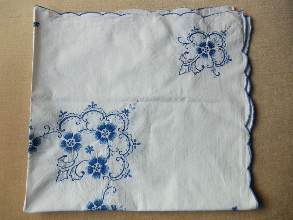 Blütenweiße Vintage Mittel-Tischdecke m. blauer Stickerei, 77x83 in Mainz