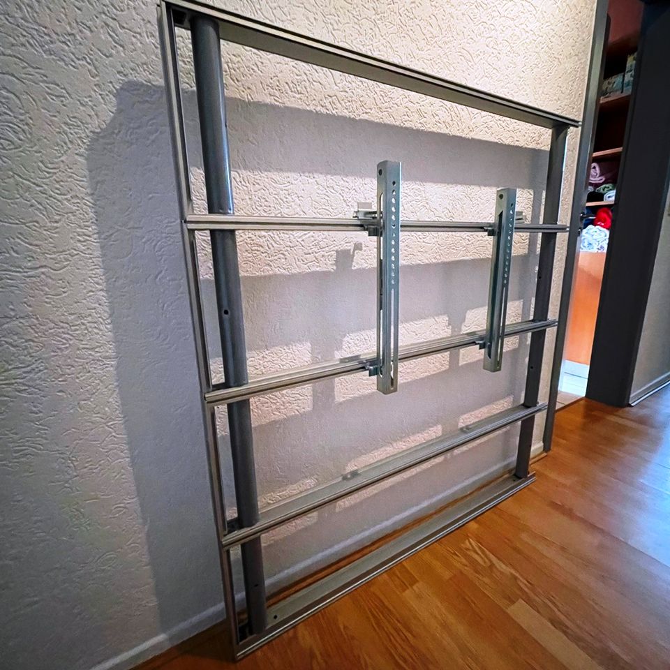 TV Wand silbergrau mit Milchglas beleuchtbar (Ikea Framsta) in Borken