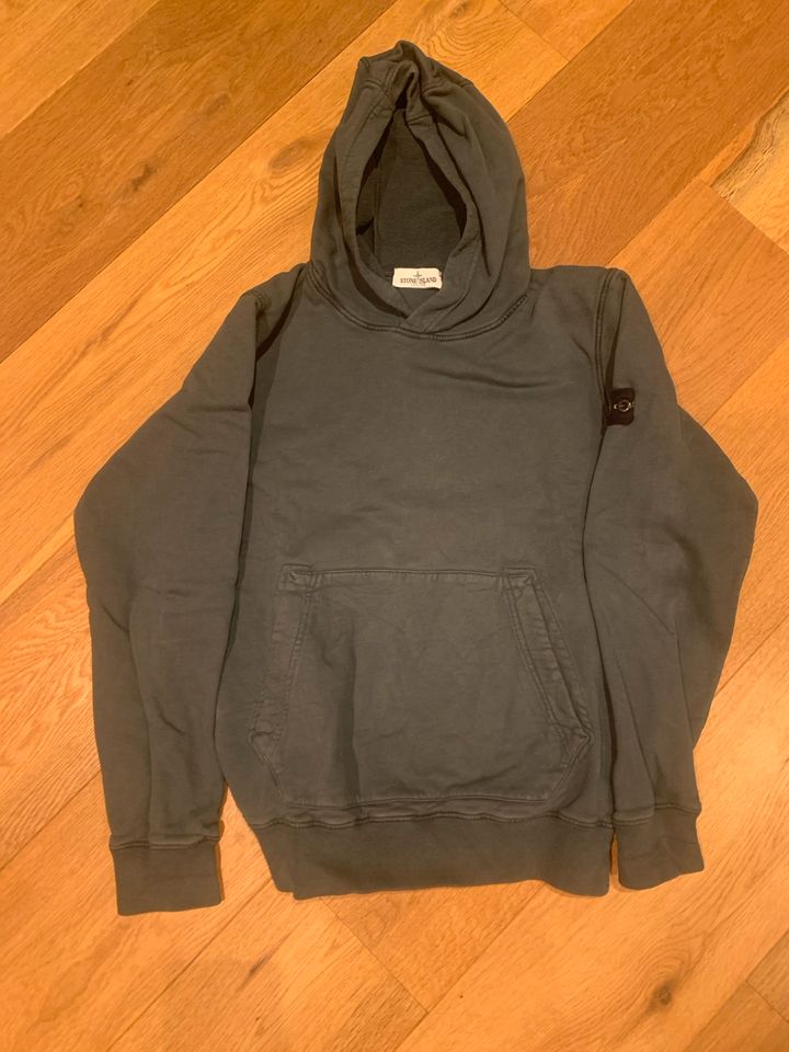 3 Stone Islands Sweaters / Hoodie in Erlangen