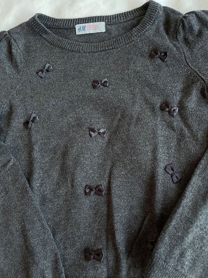 H&M süßer Pullover Pulli Grau Schleifchen 134/140 kaum getragen in Pronstorf