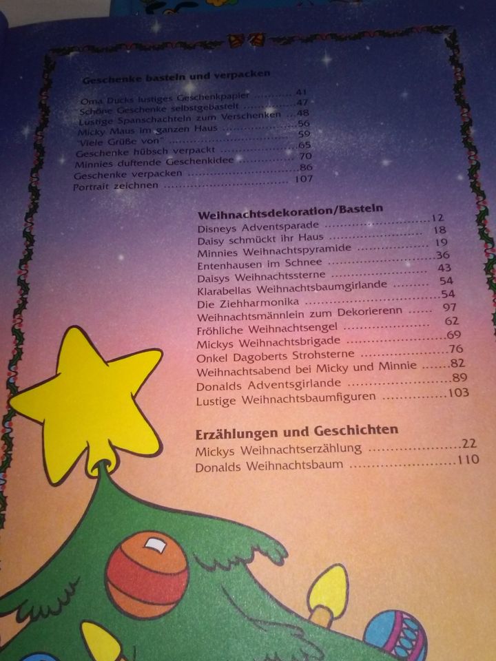 2x Disney´s: Mit Micky durch´s Jahr / grosses Weihnachts-Buch in Bad Segeberg
