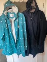 Dünne Softshelljacke mit Punkten u. Blaue Regenjacke Gr.50 Hessen - Pohlheim Vorschau
