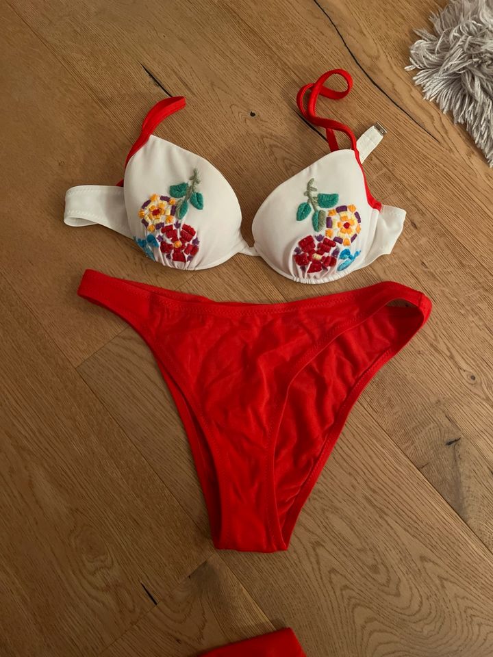 Pareo mit passendem Bikini rot neu in Dortmund