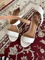 Weiße hohe Sandalen zu verschenken Hessen - Bad Arolsen Vorschau