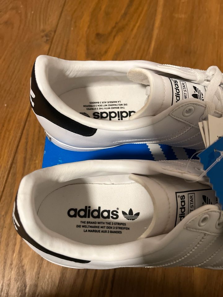 Adidas Court Star Sneaker Gr 8,5 42 2/3 weiß in Bergisch Gladbach