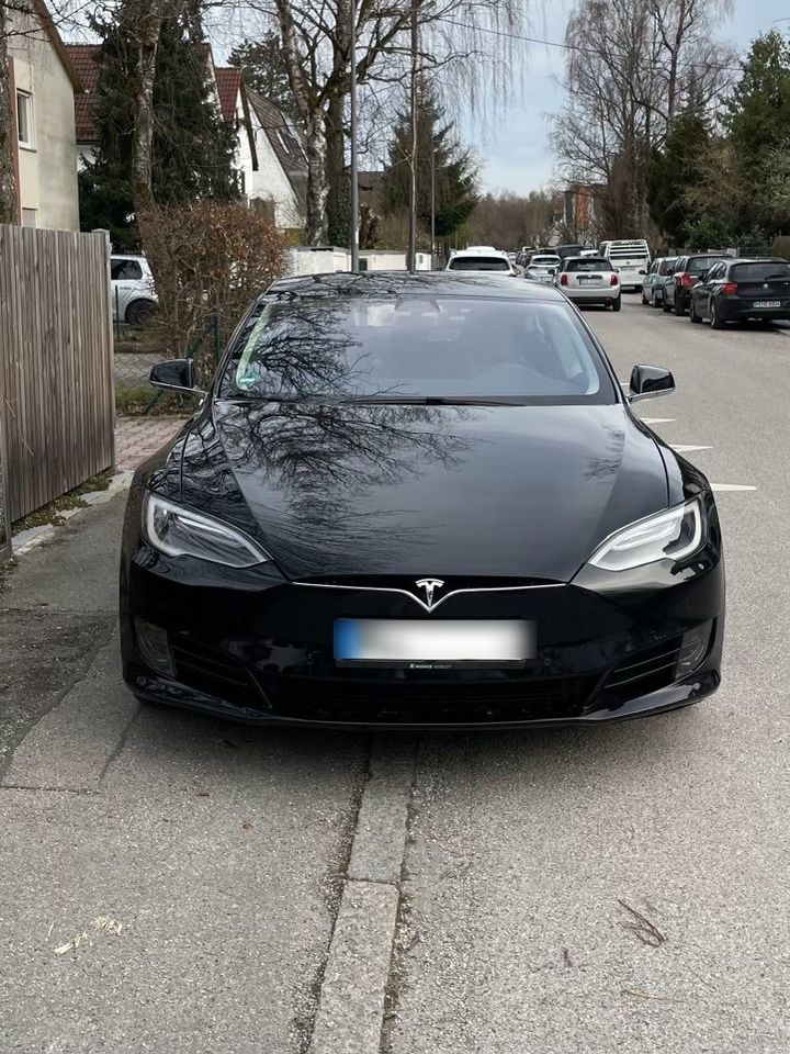 Tesla Model S Free Supercharger in München