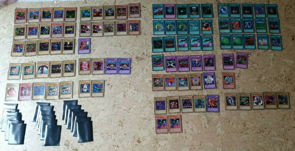 Yu-Gi-Oh verschiedene Karten (97 Karten und 24 Hüllen) in Breidenbach 