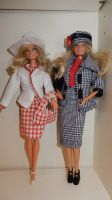 2 Barbies in Kostümen mit Hut und Tasche, 1998 und 2010 Vorpommern-Rügen - Landkreis - Niepars Vorschau