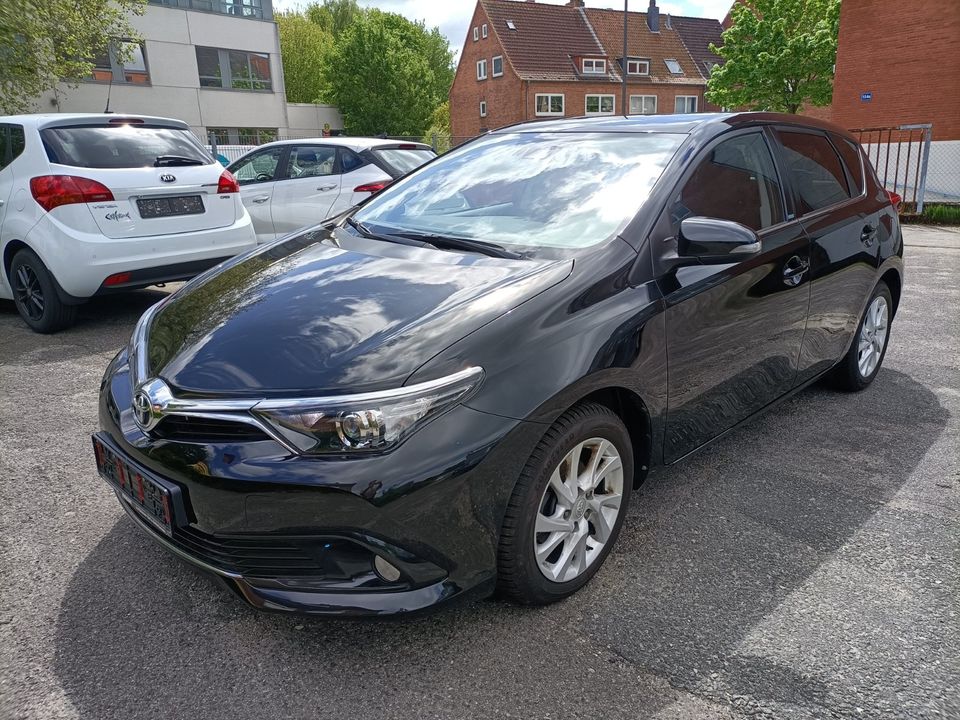 TOYOTA  AURIS Limousine 5 Türen in Kiel