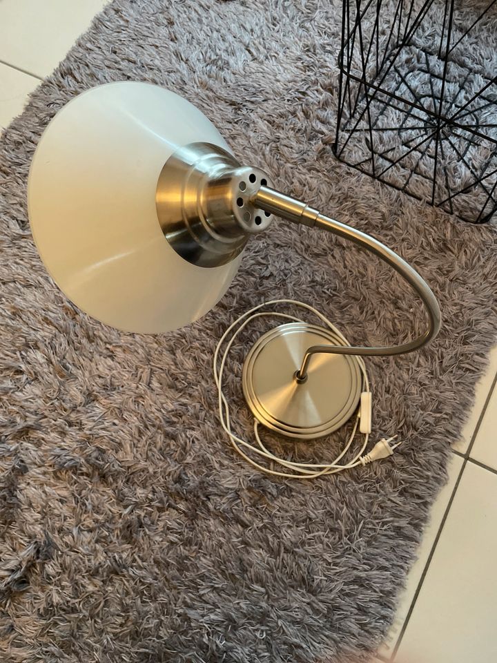 Stylische Designer Tischlampe von Ikea in Essen