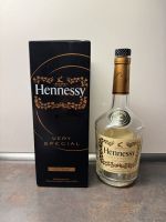 Leere Hennessy Flasche mit Verpackung 0,7l Hessen - Groß-Zimmern Vorschau