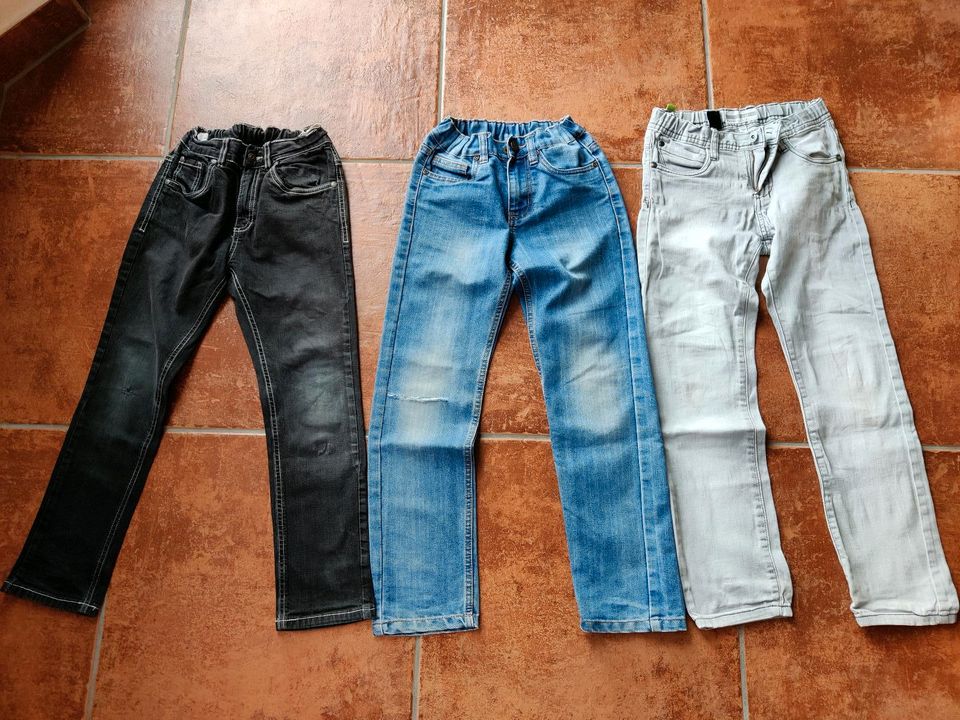 Jeans*Gr. 134*Arizona/Y. F. K.*schwarz/grau/hellgrau in Weinböhla