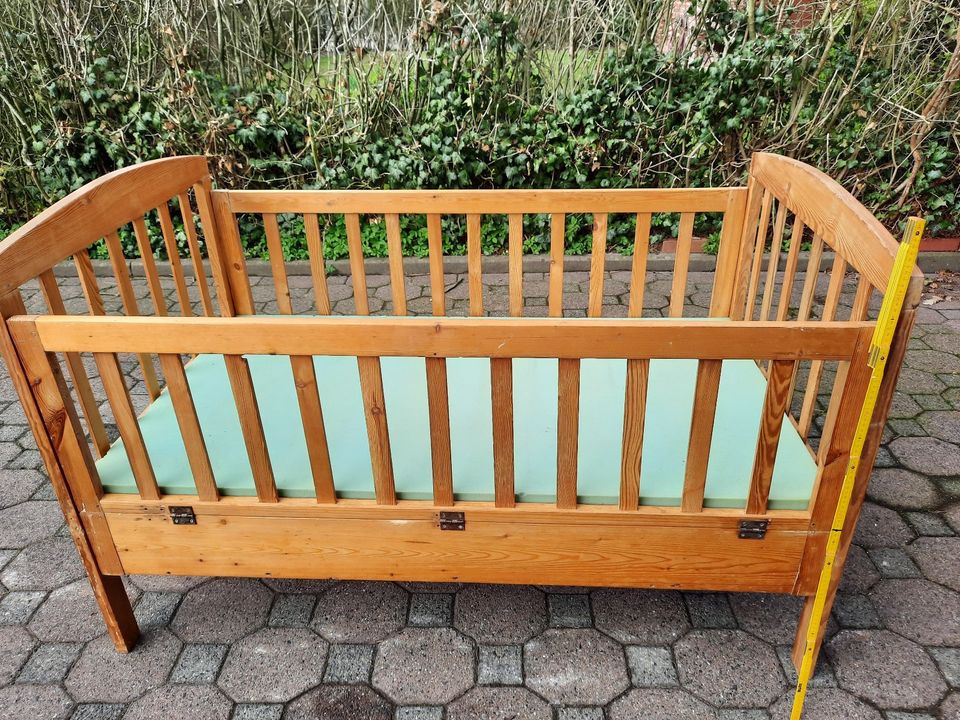 Älteres Kinderbett mit ausgefallener Größe in Glandorf