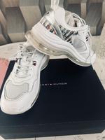 Sneakers von Tommy Hilfiger gr.40, weiss wNeu New Collection Niedersachsen - Steinfeld Vorschau