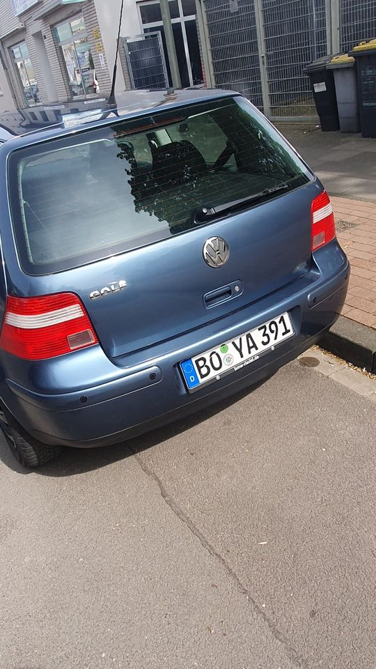 VW Golf 4  1,4 Benziner mit Tüv in Duisburg