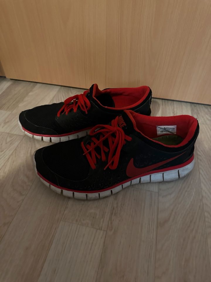 Nike Free Herren Turnschuhe 45,5 schwarz rot in Ibbenbüren