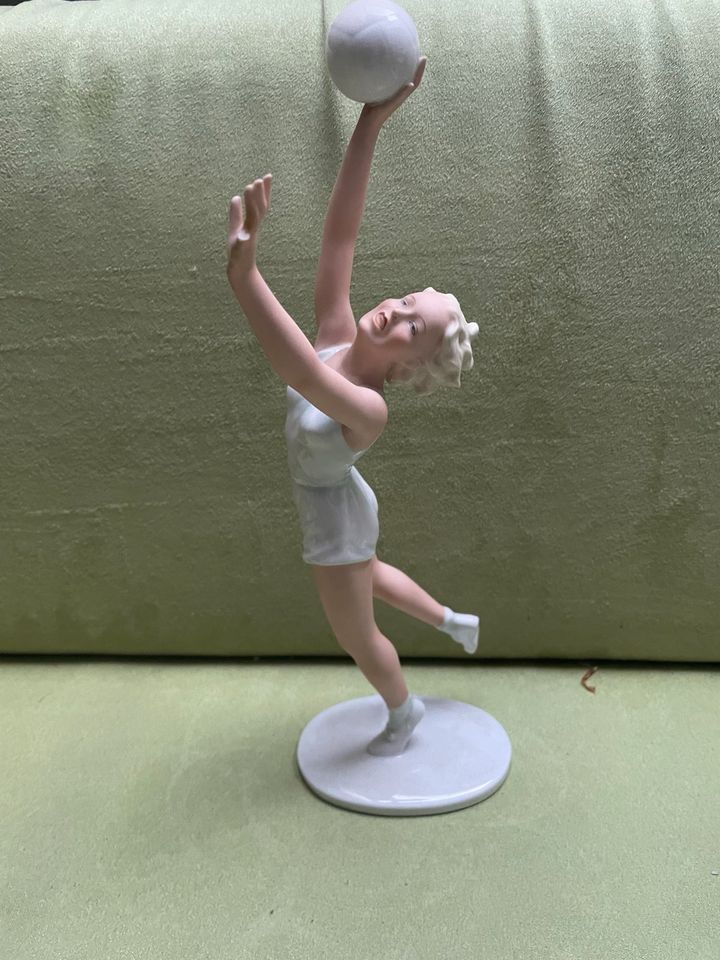 Schau bach Kunst Figur Sportlerin in Dresden