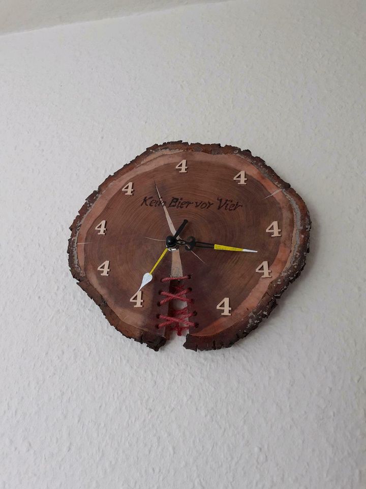 Absolut skurrile selbstgemachte Wanduhr aus echtem Holz in Göppingen