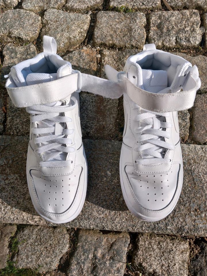 Nike Sneaker 38,5 neuwertig in Schmoelln