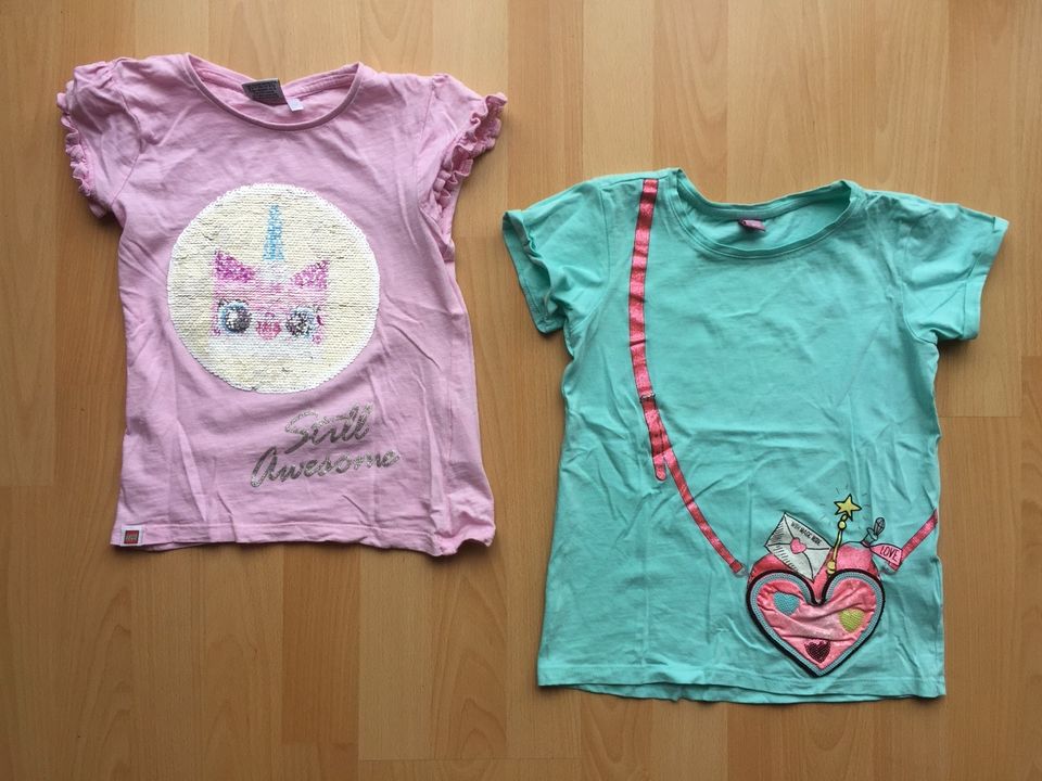 T-Shirts für Mädchen, Gr. 122, Wendepailetten, aufgesetzte Tasche in Magdeburg