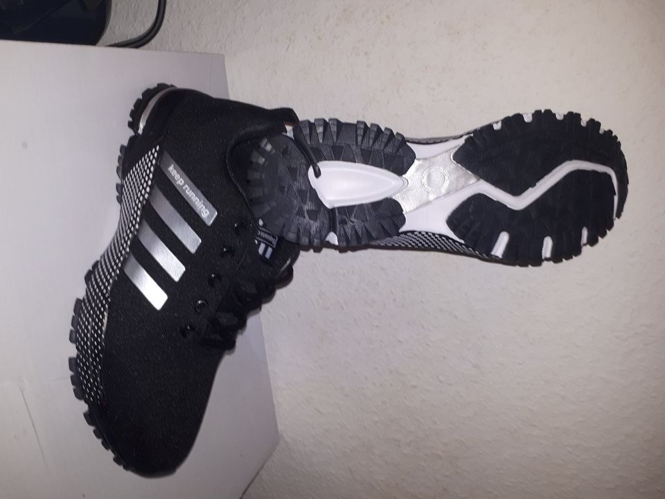 Sportschuhe/Sneaker Gr. 42 Schwarz mit silbernen Streifen, neu in Rendsburg