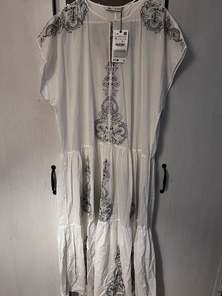 Traum Kleid von Zara mit Stickereien. Neu! XL ⭐️ in Kiel