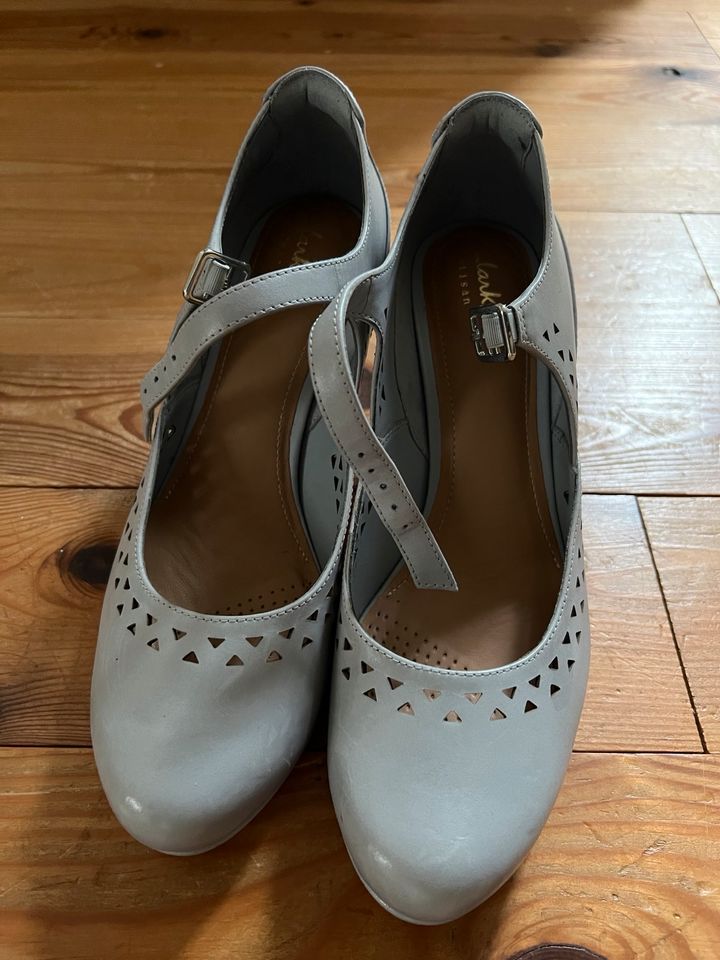 Clarks artisan Pumps , grau Gr. 40 , 6 1/2 Leder in Rosbach (v d Höhe)