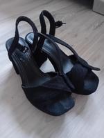 Schwarze Bershka Schuhe Pumps Sandalen Blockabsatz 37 Stoff Hessen - Bad Endbach Vorschau