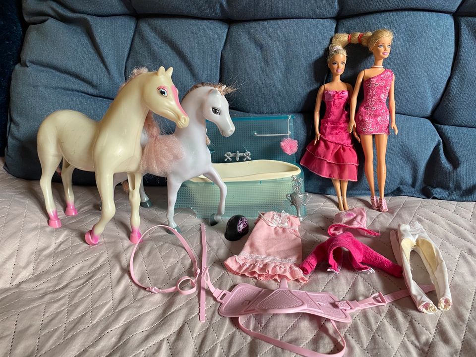 Barbie Sammlung, Puppen, VW Beetle, Pferde, Einhorn, Kleidung in Halstenbek