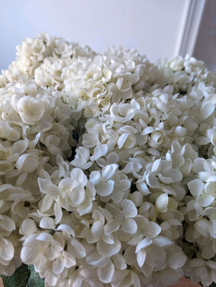 Wunderschöne künstliche weiße Blumen in einer hohen Vase in Berlin