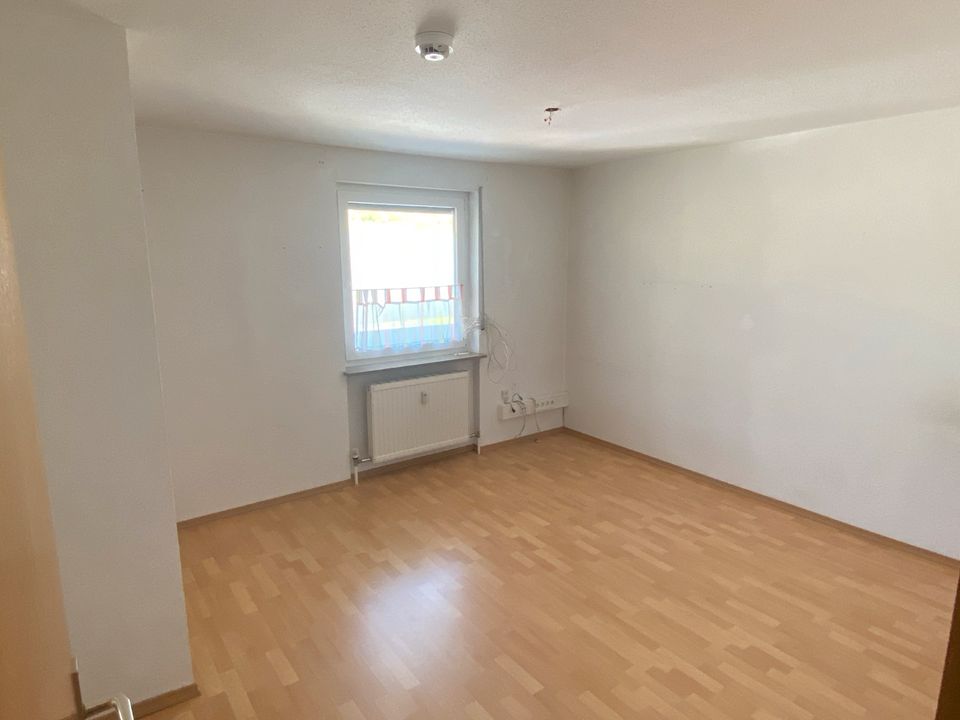 Helle, sonnige 3-Zimmer-Wohnung, 3. OG mit Blick auf die Burg in Jungingen