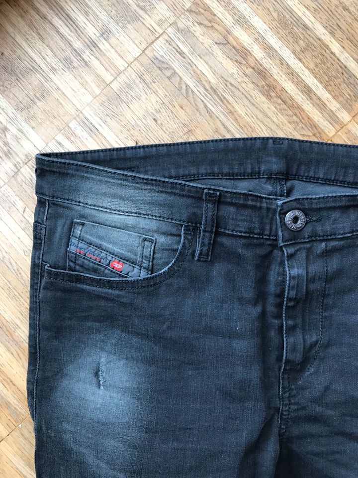 Diesel Jeans Skinzee regular waist in Leverkusen