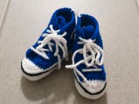 Baby Strickschuhe 'Converse' blau, Geschenk Geburt Bayern - Wallerstein Vorschau